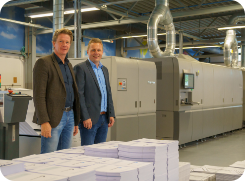 Zalsman picture, with the two owners in front of a printer, Zalsman is an HelloPrint partner