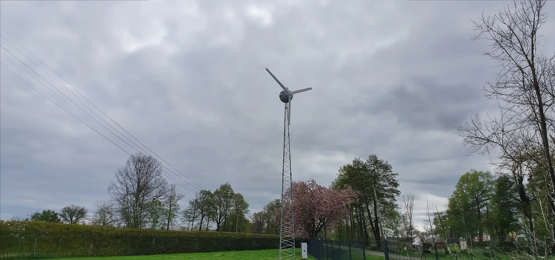 En lille vindmølle, der står i en baghave