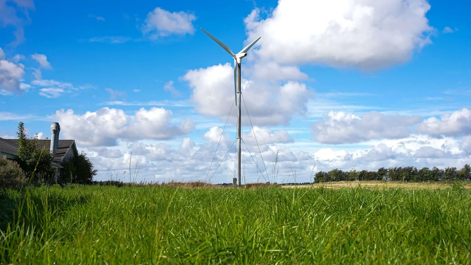 Vindmølle på en mark