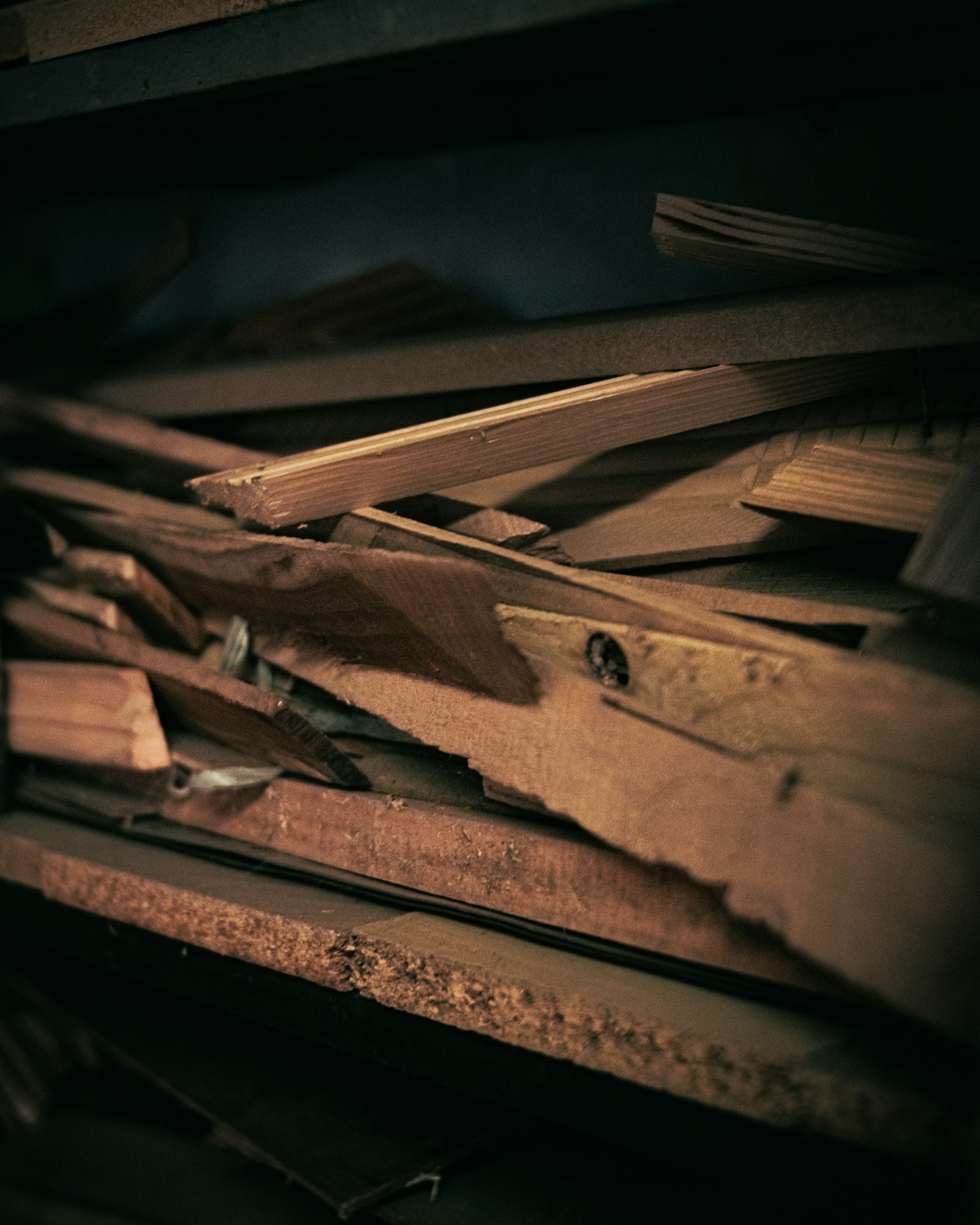 Potongan kayu di atas meja kerja workshop, tempat produksi custom furniture proyek interior
