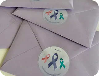Lila Briefe, auf denen ein Pathly Sticker klebt.