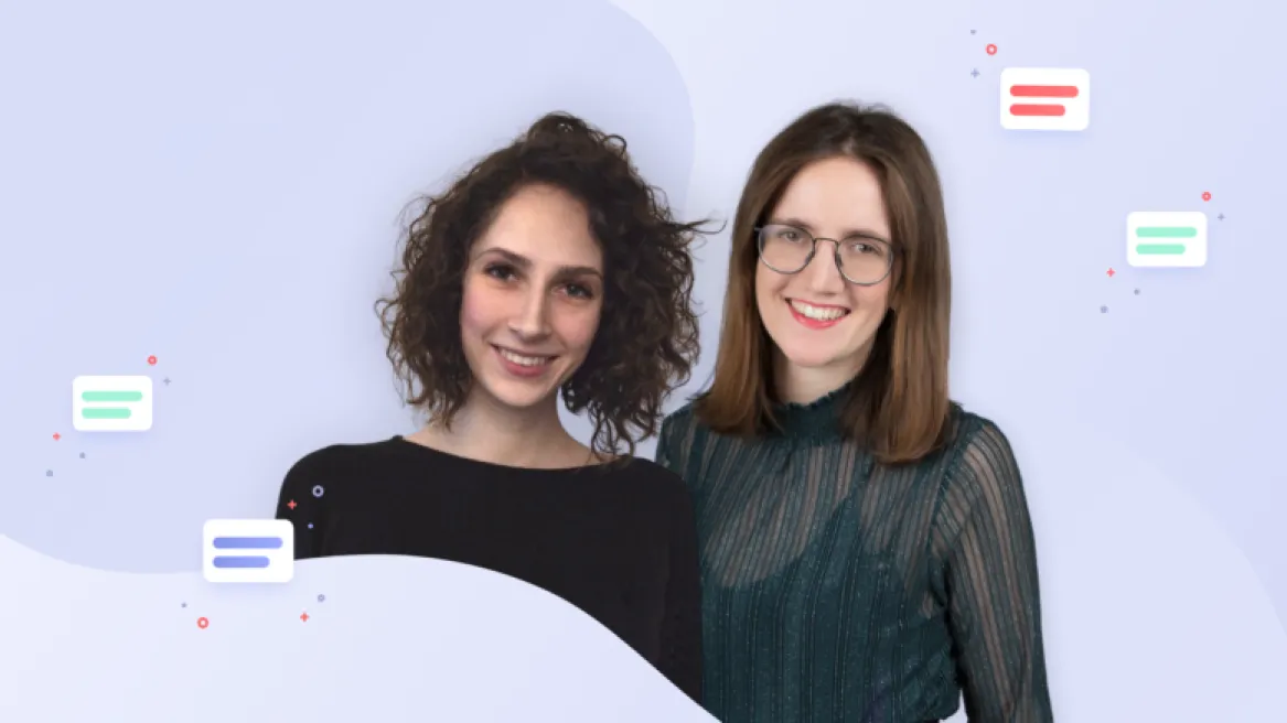 Rebecca, rechts im Bild, und Thora, links im Bild, schauen lächelnd in die Kamera.