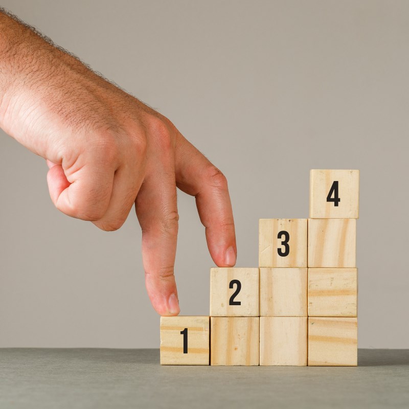 met fingers lopen naar top van toren