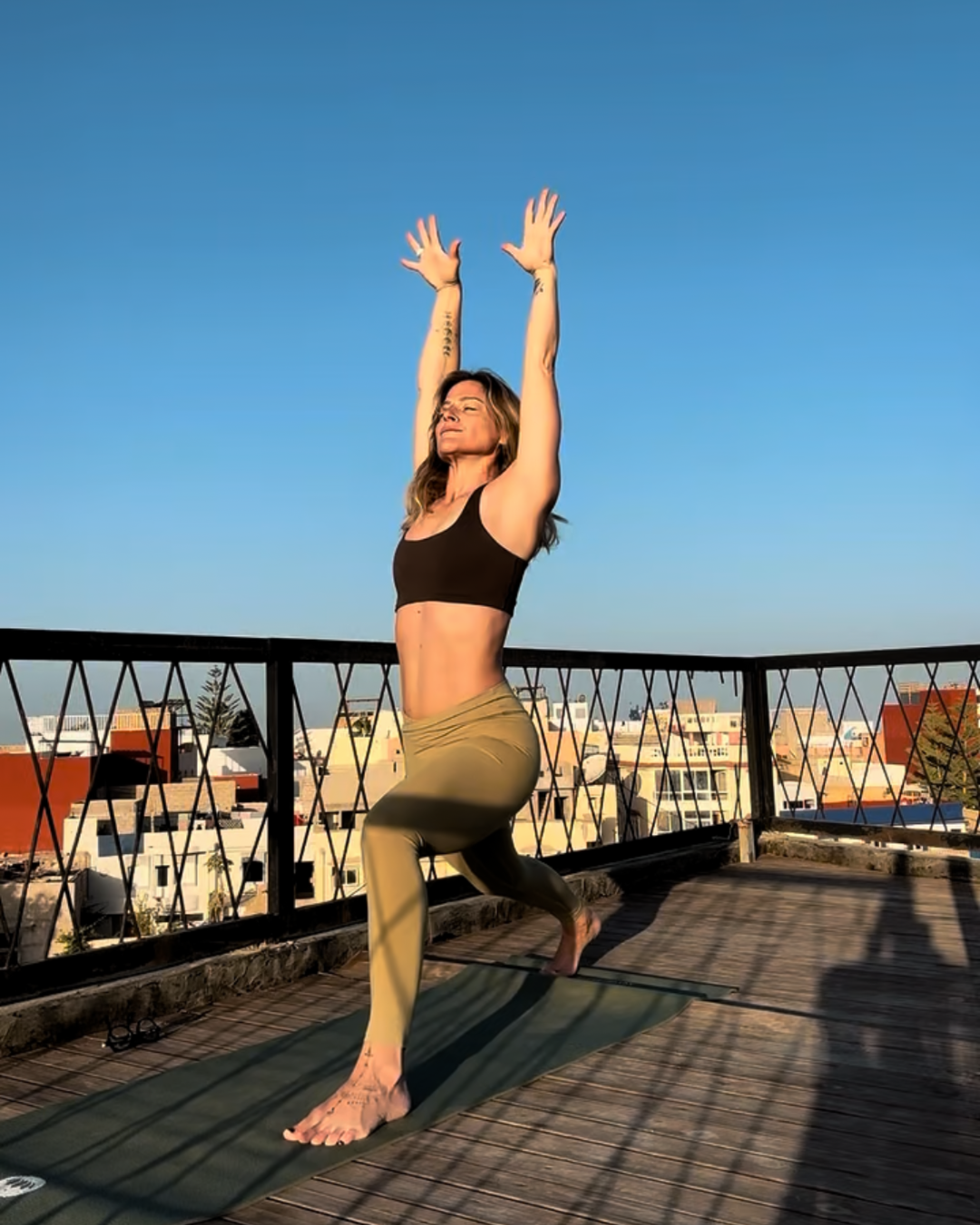 Session de yoga face à l’océan