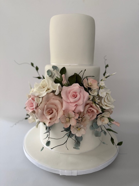 This sugarcraft floral extravaganza is a real showstopper and perfect for your wedding photos. 