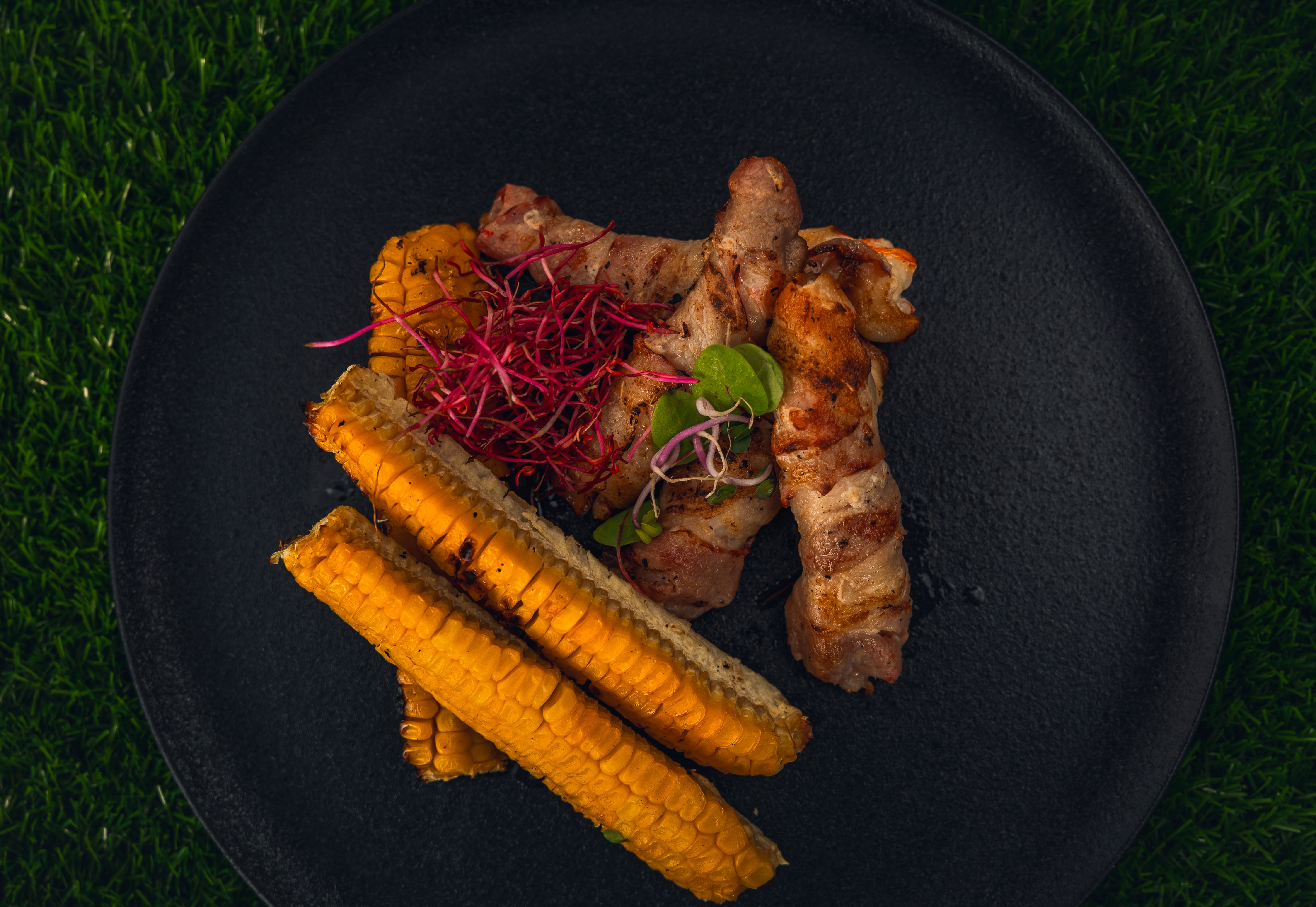 Grilio šefas gamina maistą vietoje namų ar sodybos šventėje