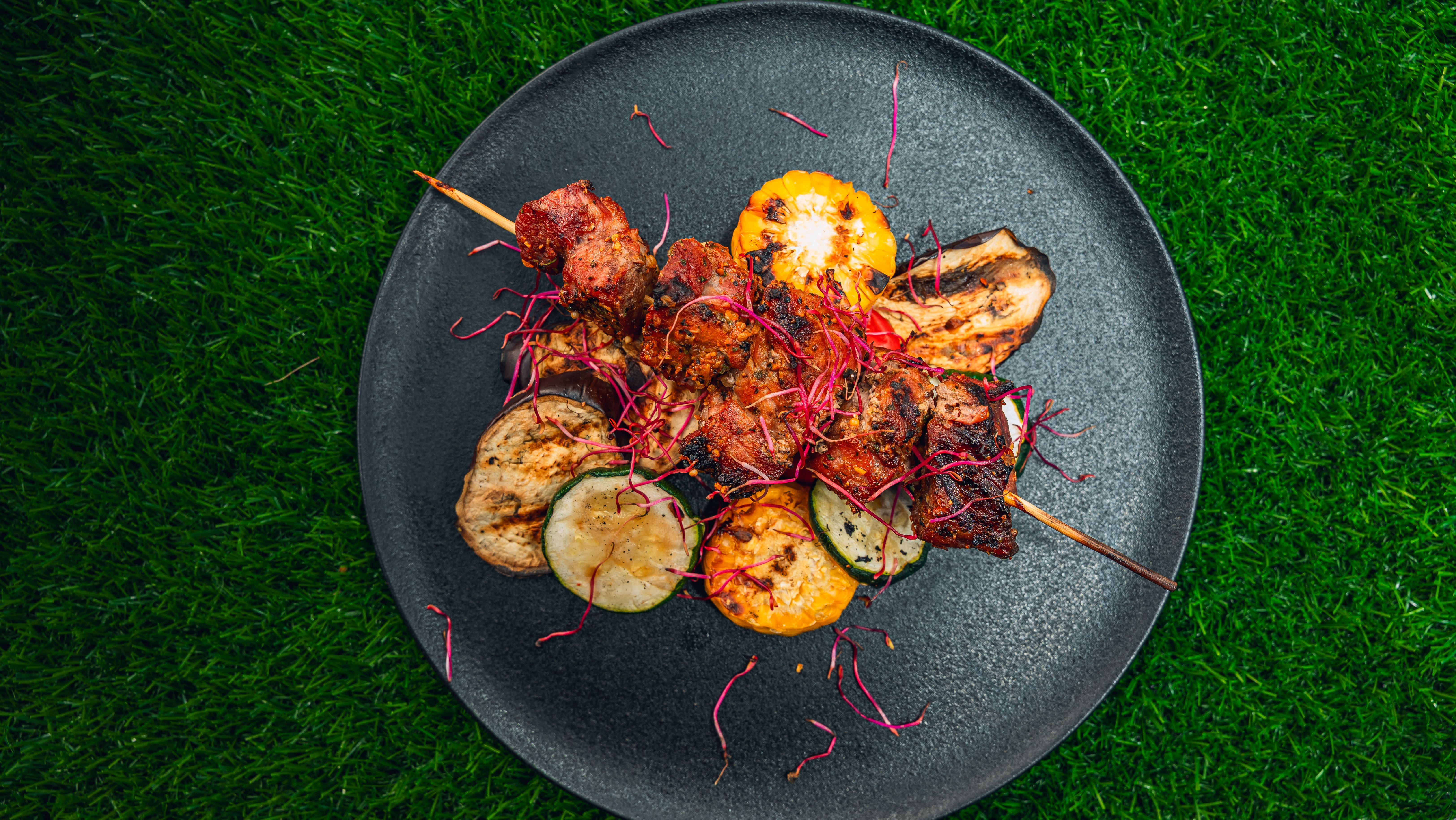 Vištienos ir kiaulienos šašlykas su garnyru