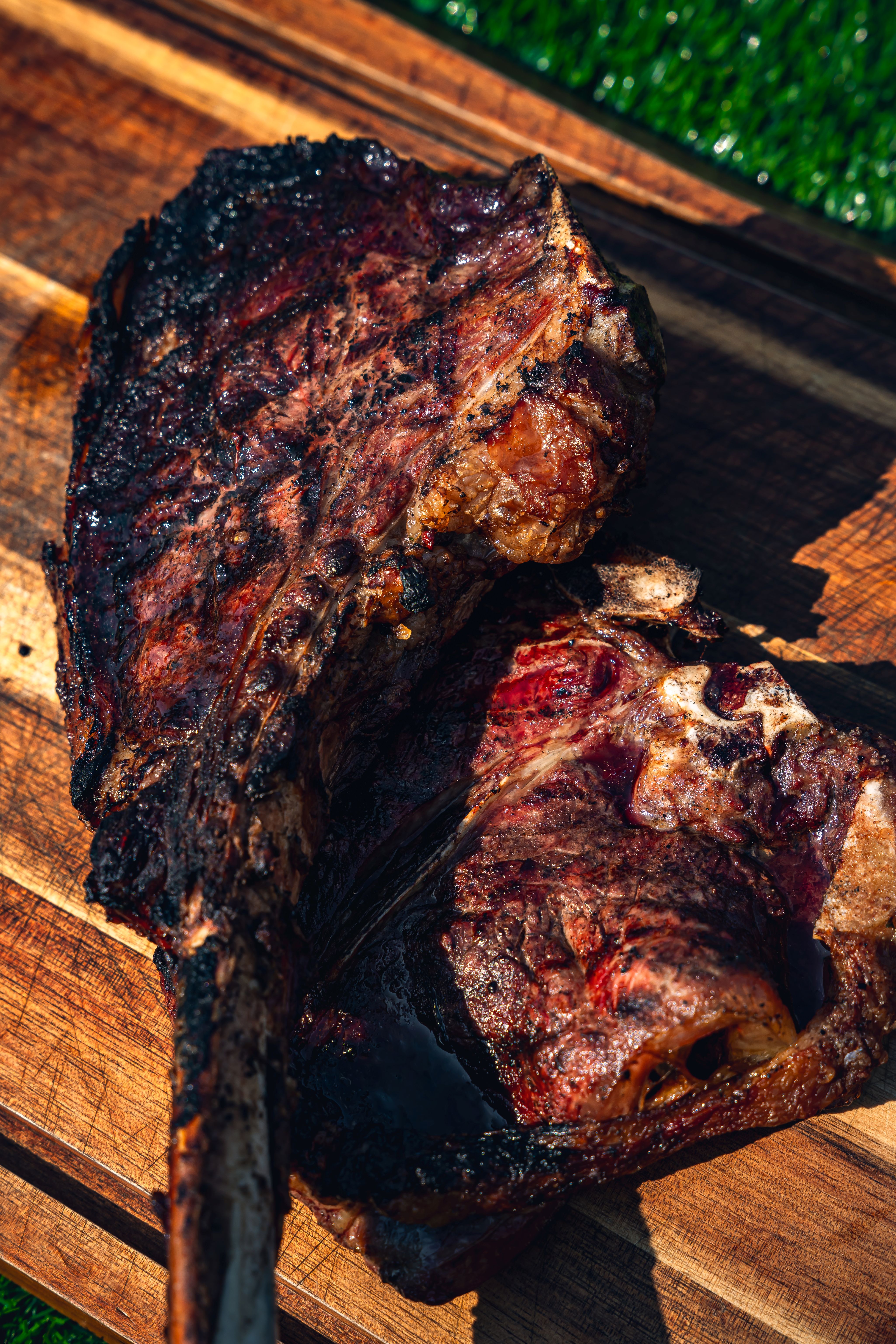 Grill meistras kepa mėsą ant žarijų