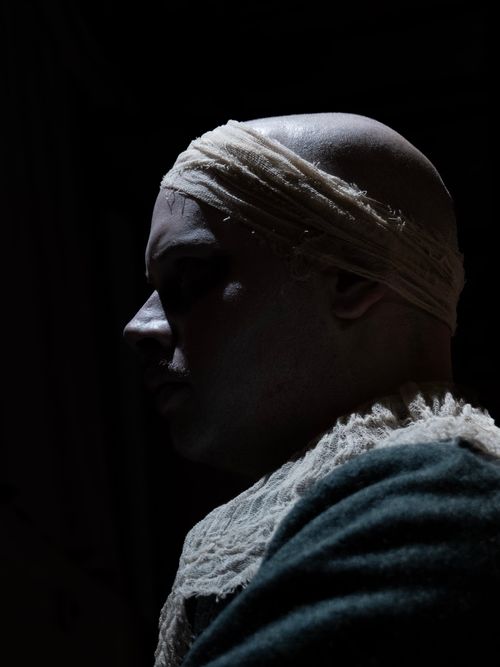 Oberkörper des Sängers Manuel Pollinger, weiss bemalt und als abgedankter Soldat verkleidet