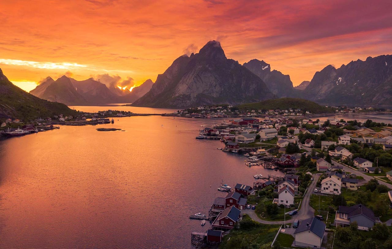 Utsikt i Lofoten med dramatiske fjell og fargerik himmel i solnedgang