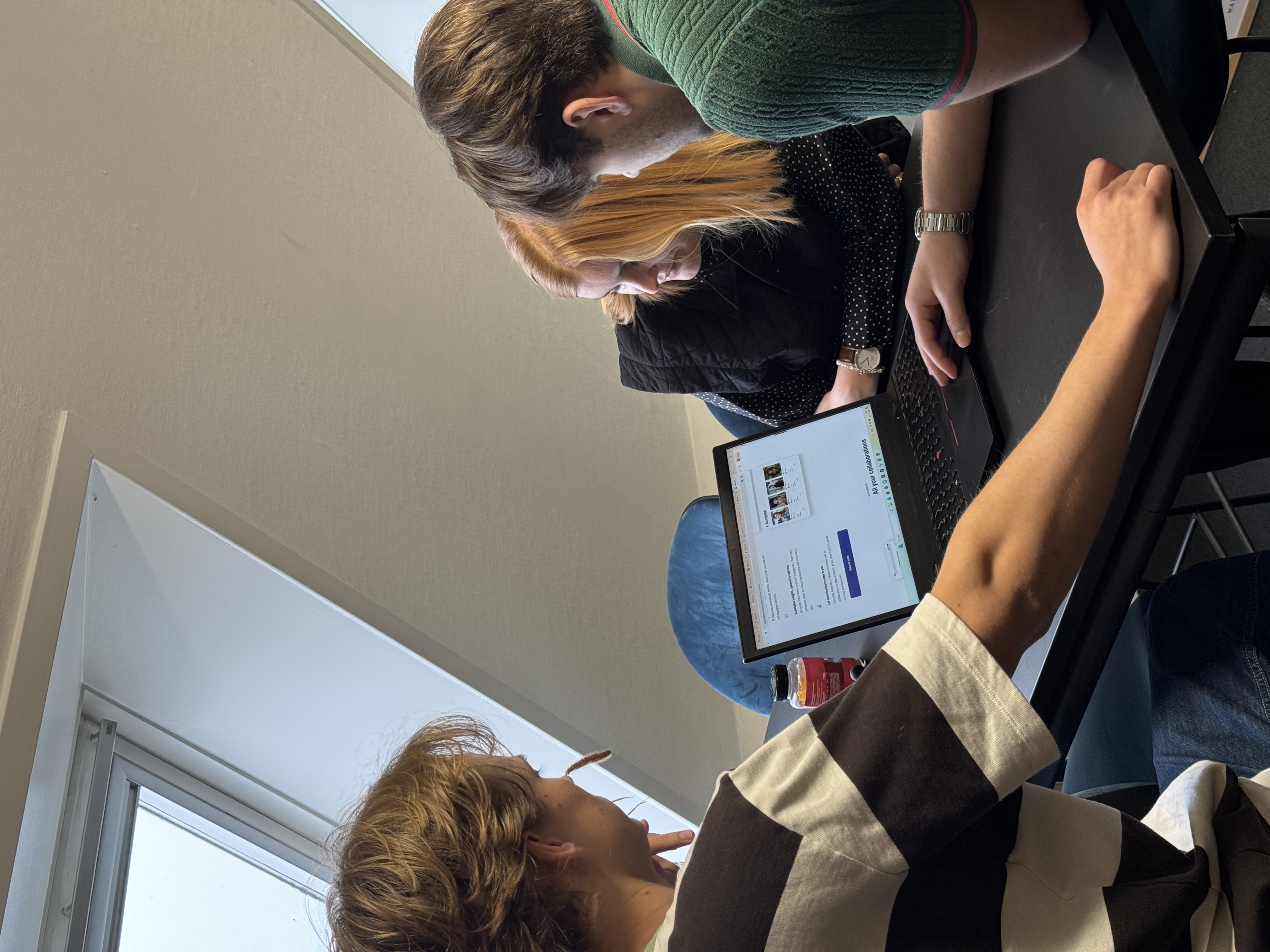 4 mennesker der arbejder sammen i et større projekt