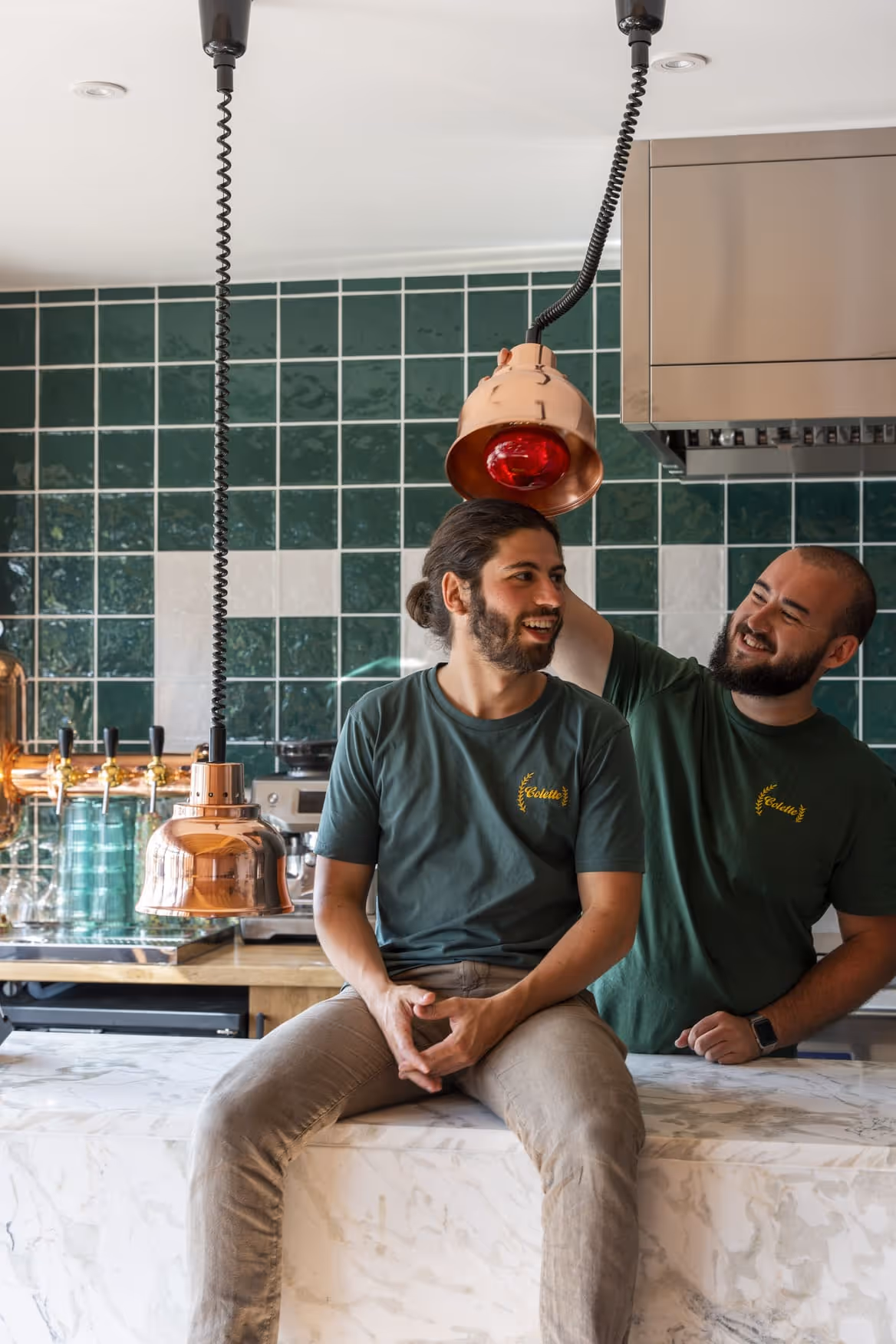 Des employés Les Burgers de Colette qui joue sur le comptoir d'une cuisine
