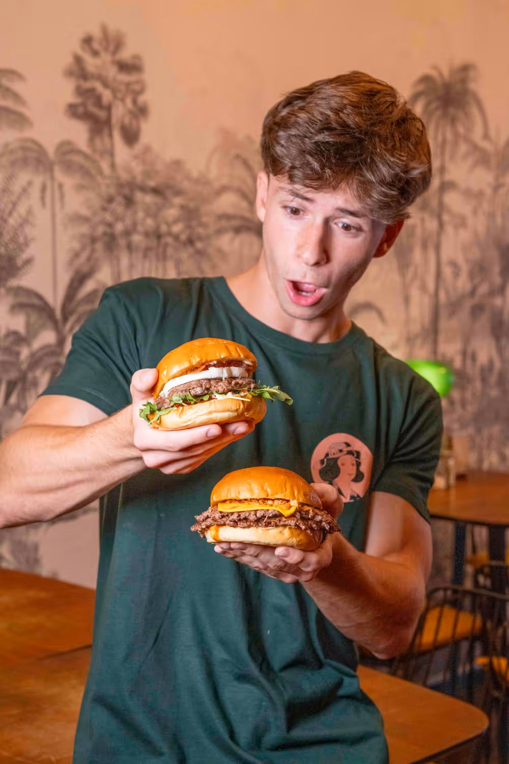 photo d'un équipier avec deux burgers des Burgers de Colette