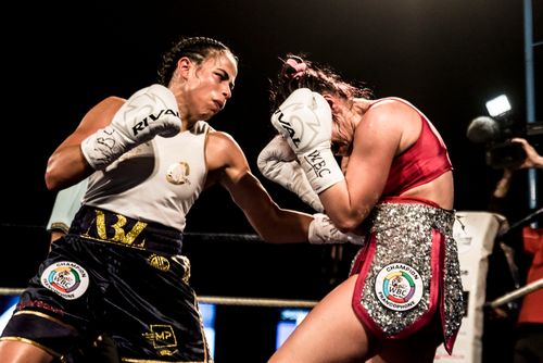 Uppercut au corps d'Amina Zidani sur la boxeuse serbe Nina Pavlovic
