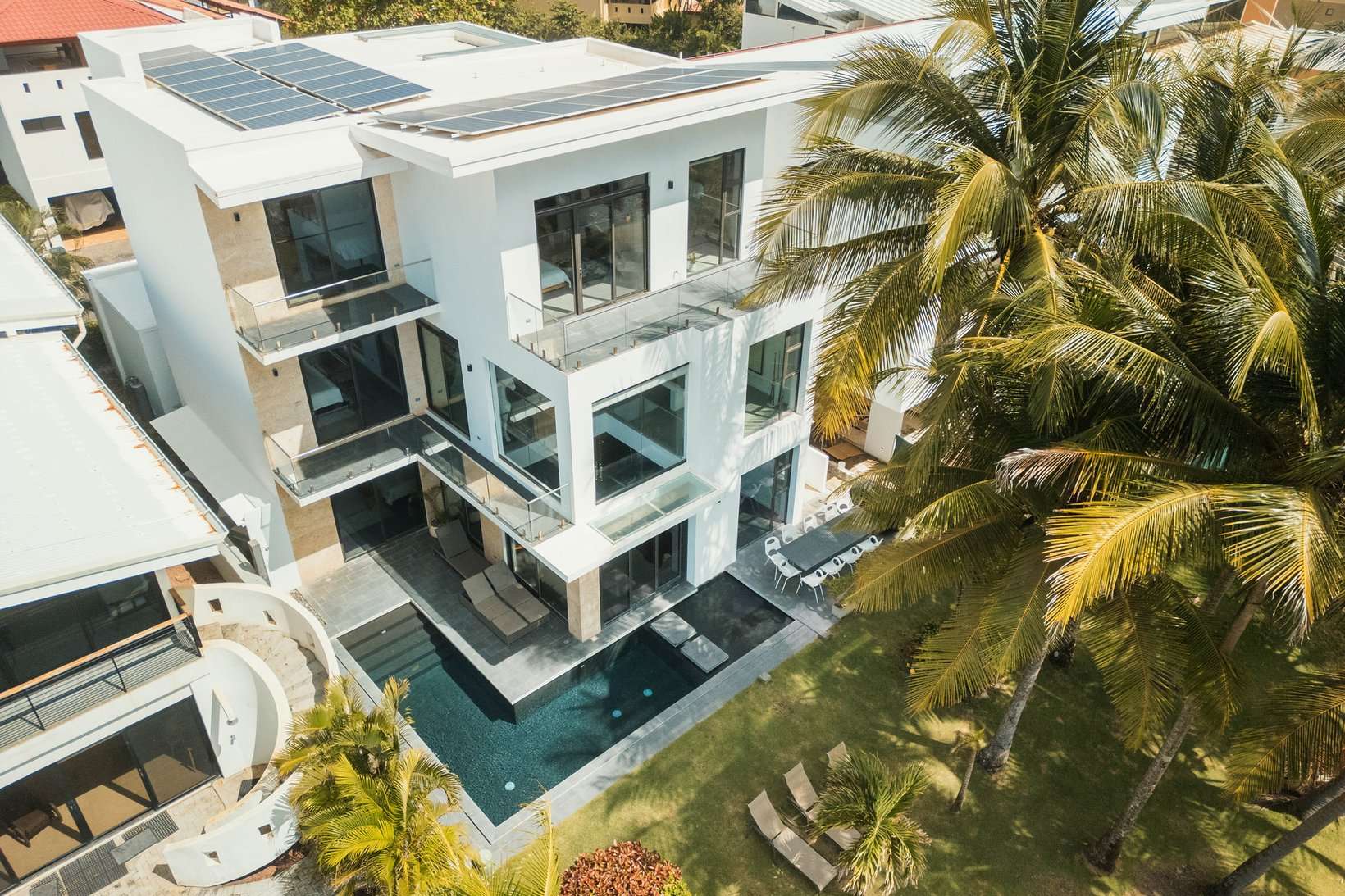 Villa Capella - Modern 6-Bed Beachfront Masterpiece with Infinity Pool & Ocean Views