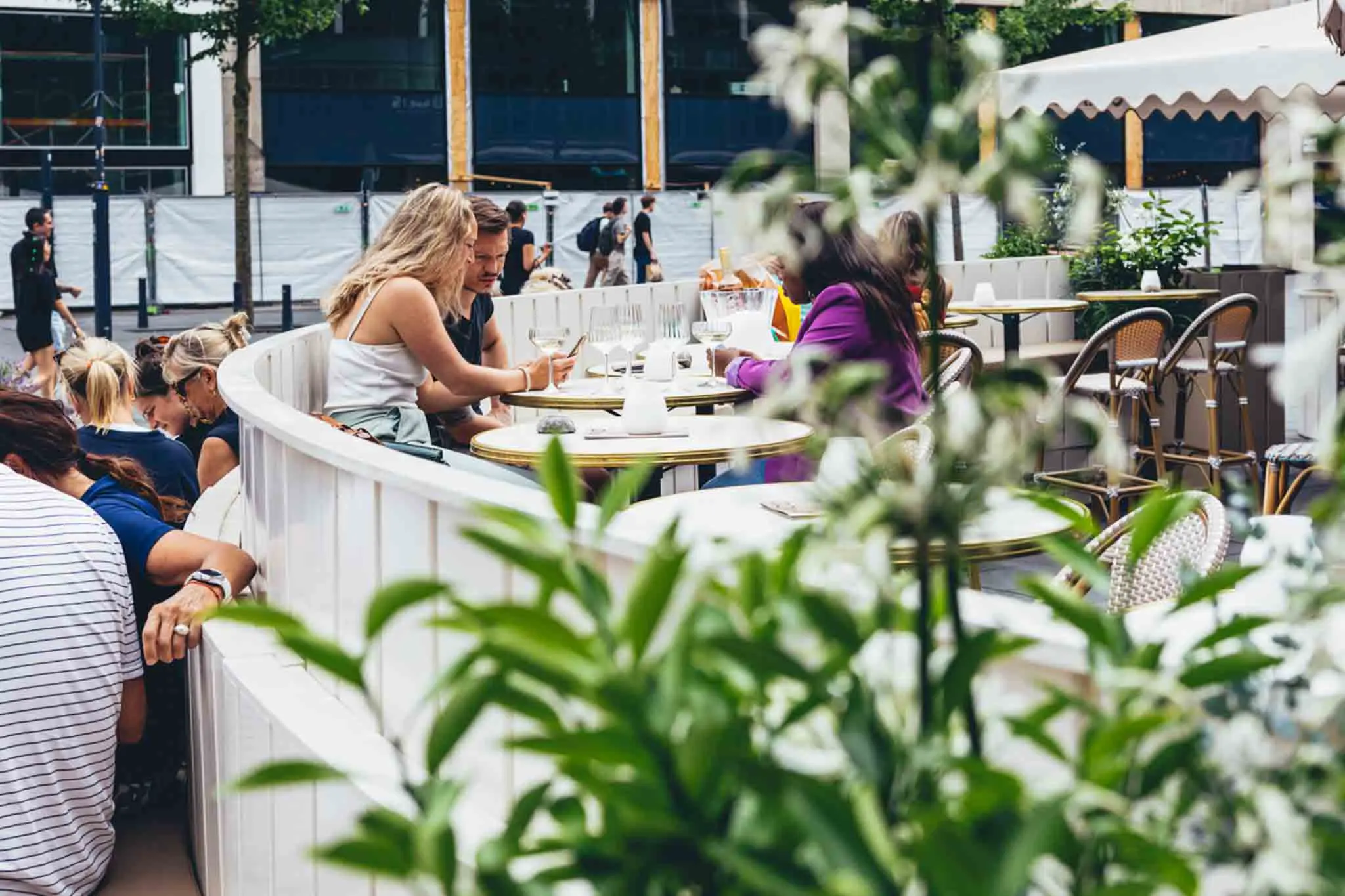 Terras van Grace, waar groen niet alleen zorgt voor sfeer, maar ook een plek creëert voor ontspanning en herinneringen – een investering in gastloyaliteit en blijvende indrukken.
