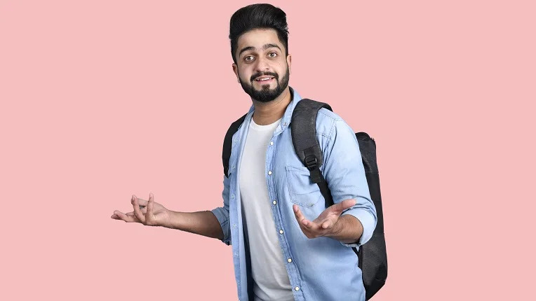 Estudiante gesticulando con duda, representando la diferencia entre presente perfecto y presente perfecto continuo en inglés.