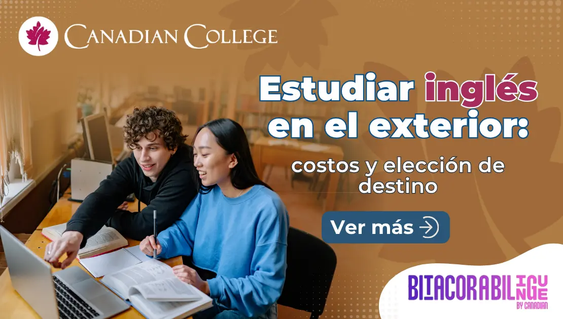 Banner con dos jóvenes estudiando frente a una computadora portátil junto al texto Estudiar inglés en el exterior: costos y elección.