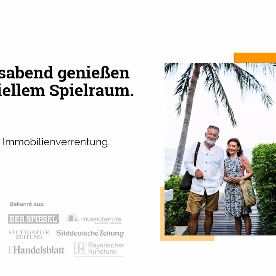 Älteres Paar spaziert an einem tropischen Strand mit Palmen und grünen Pflanzen.