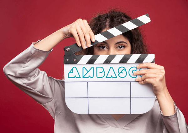 vrouw houdt bord vast van filmscript