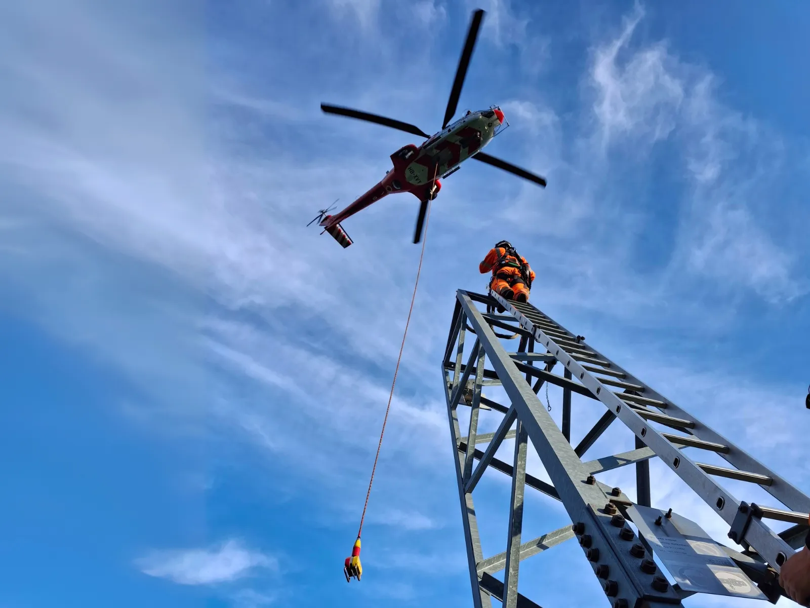 Helikopter mit Seilwinde für Materialtransport und Flugbegleiter Fachexperte für Boden Aufgaben.