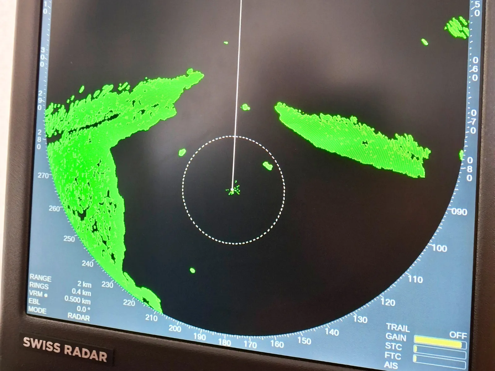 Radar von einem Schiff zur Navigation in den Gewässern.