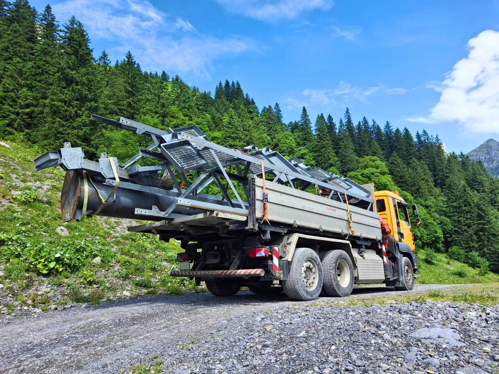 Lastwagen, LKW Transport von einem Skilift.