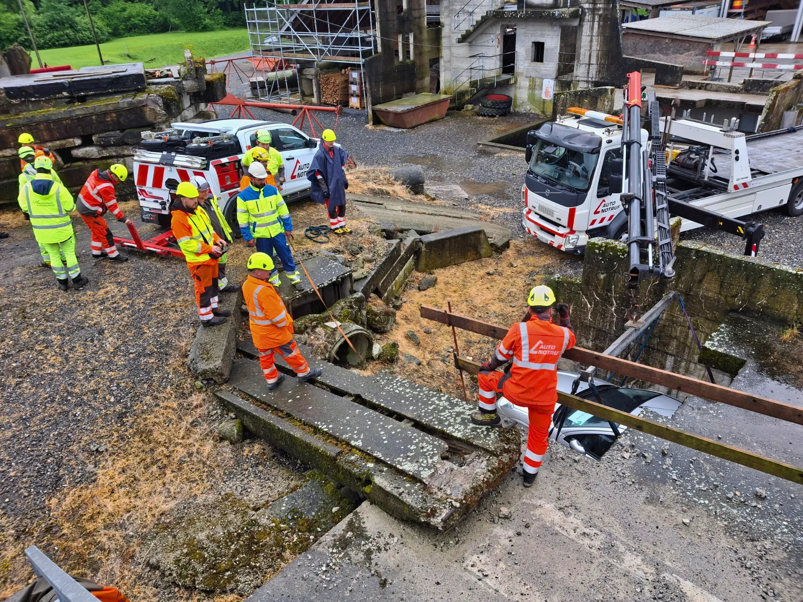 Auto Notruf birgt einen Personenwagen, Auto, PW aus einer Unfallstelle.