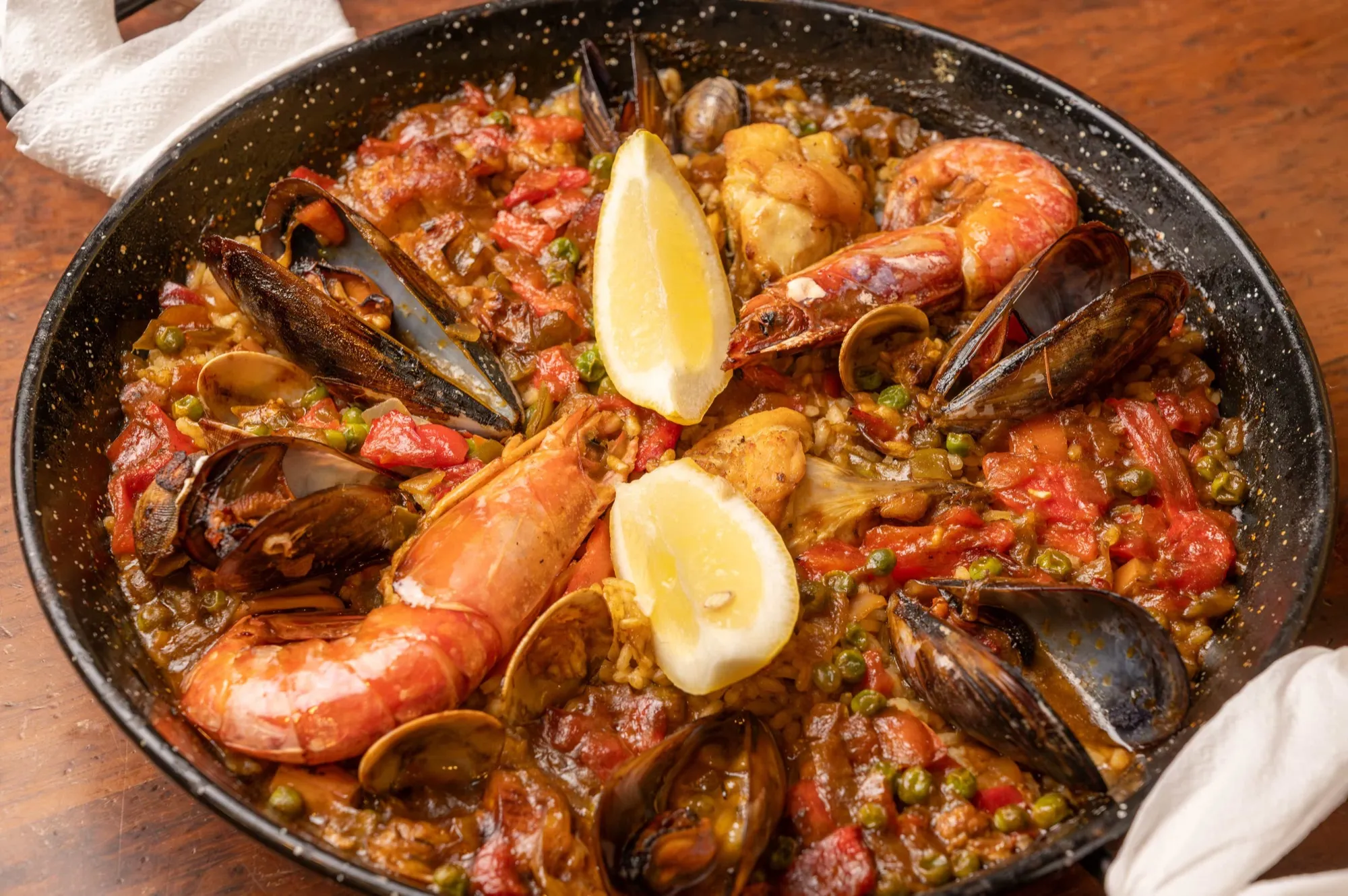 Paella de marisco y pollo con gambas, mejillones y almejas en Bodega Joan, Barcelona