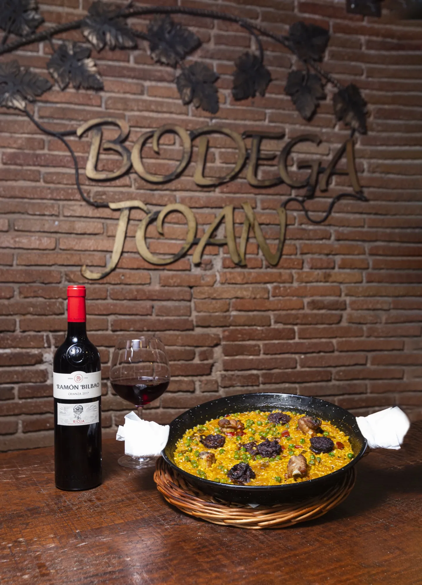 Paella servida bajo el rótulo de Bodega Joan en el Eixample de Barcelona