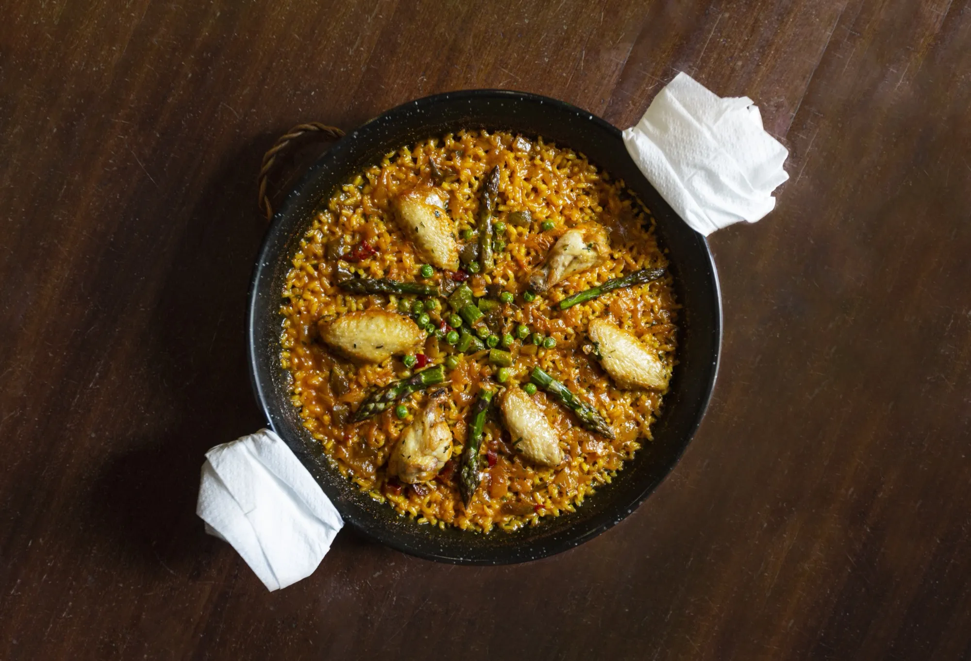 Paella de pollo con espárragos y guisantes, Bodega Joan