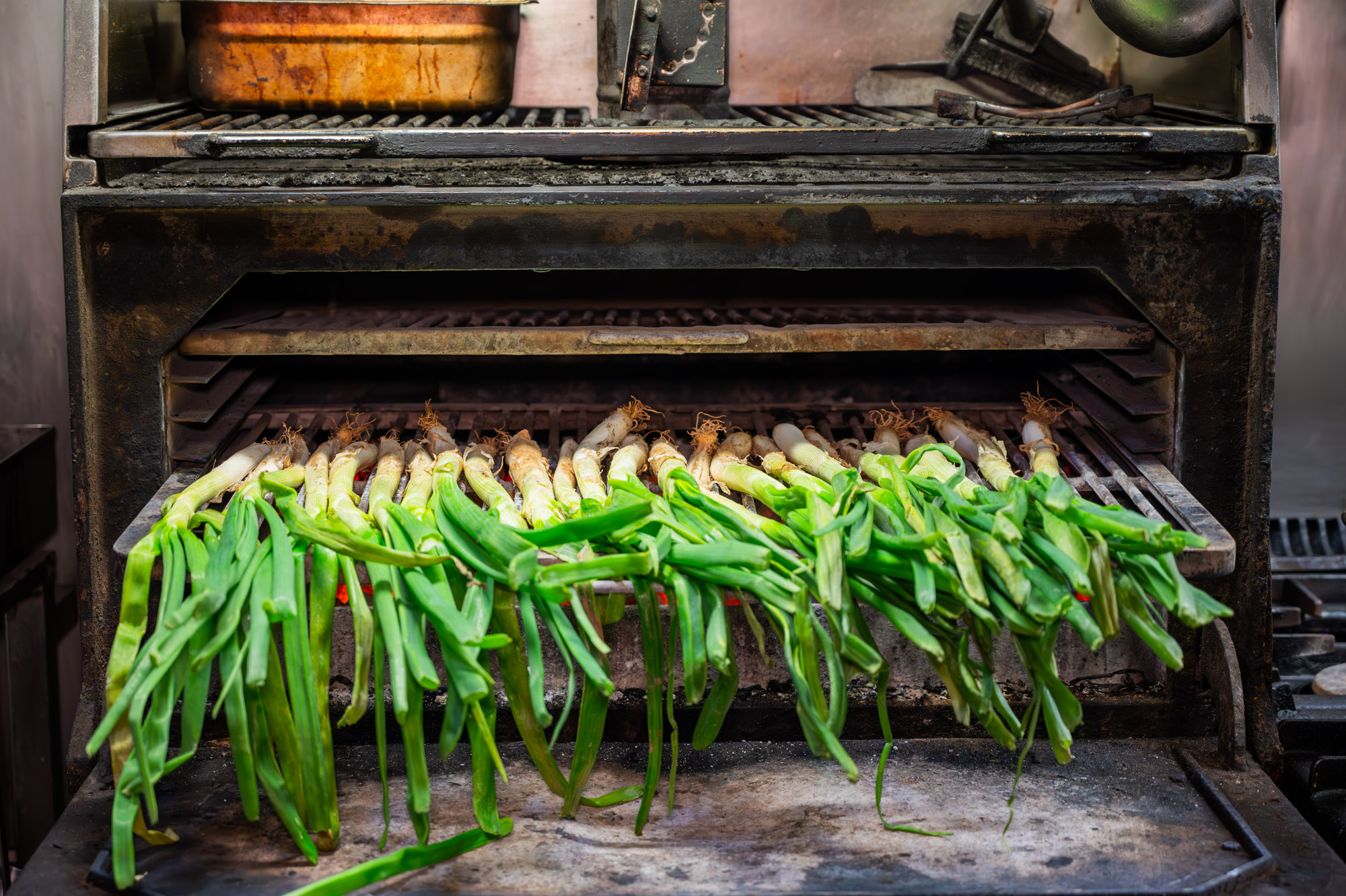 Calcotada Auténtica en el Centro de Barcelona: Tradición a la Brasa