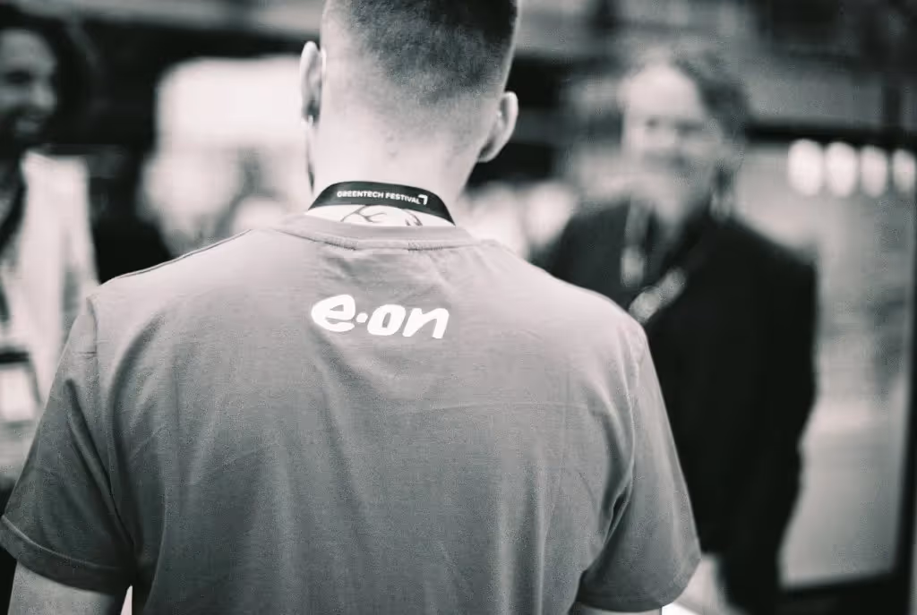 In this black and white picture, you can see the back of an E.ON employee with the company logo visible.