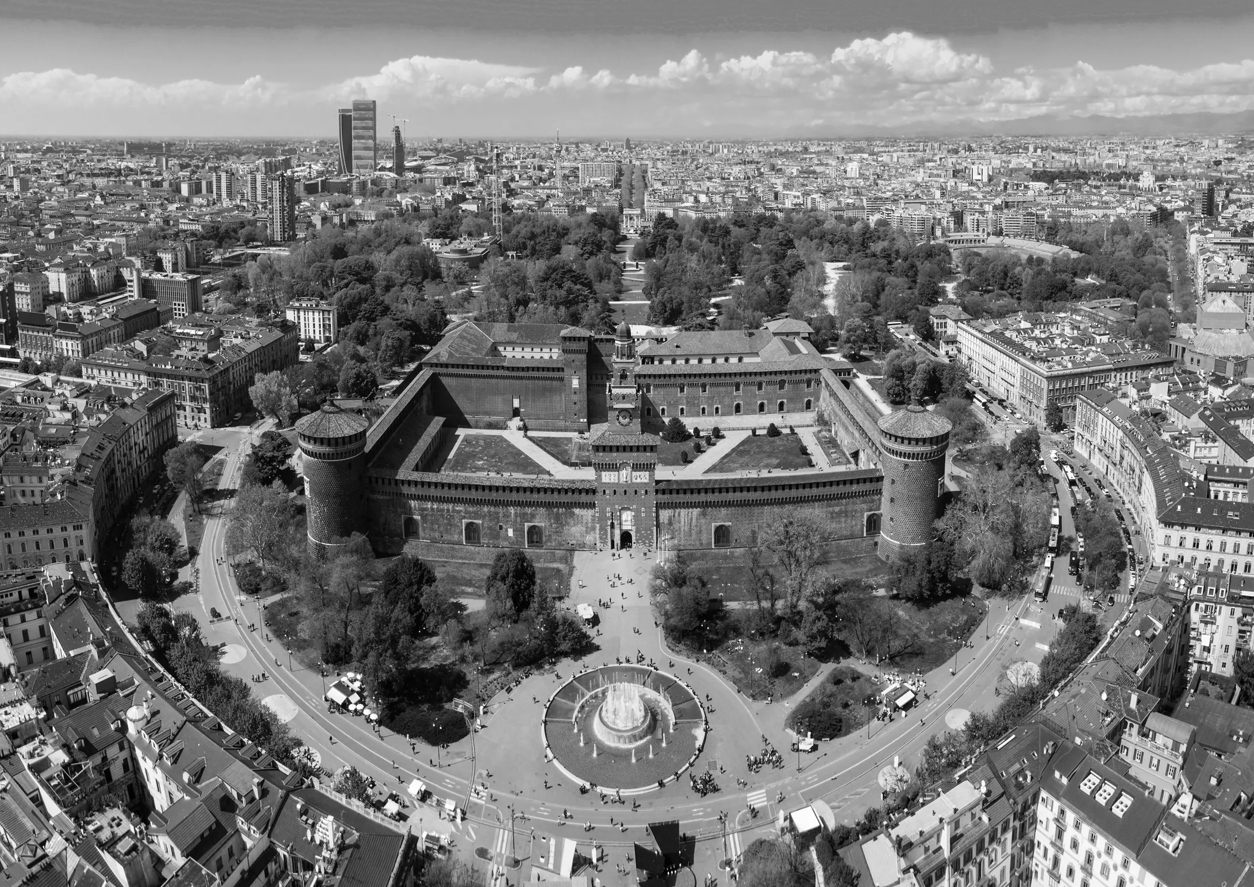 Vista aerea del Castello Sforzesco con la fontana davanti e il parco alle spalle a Milano.
