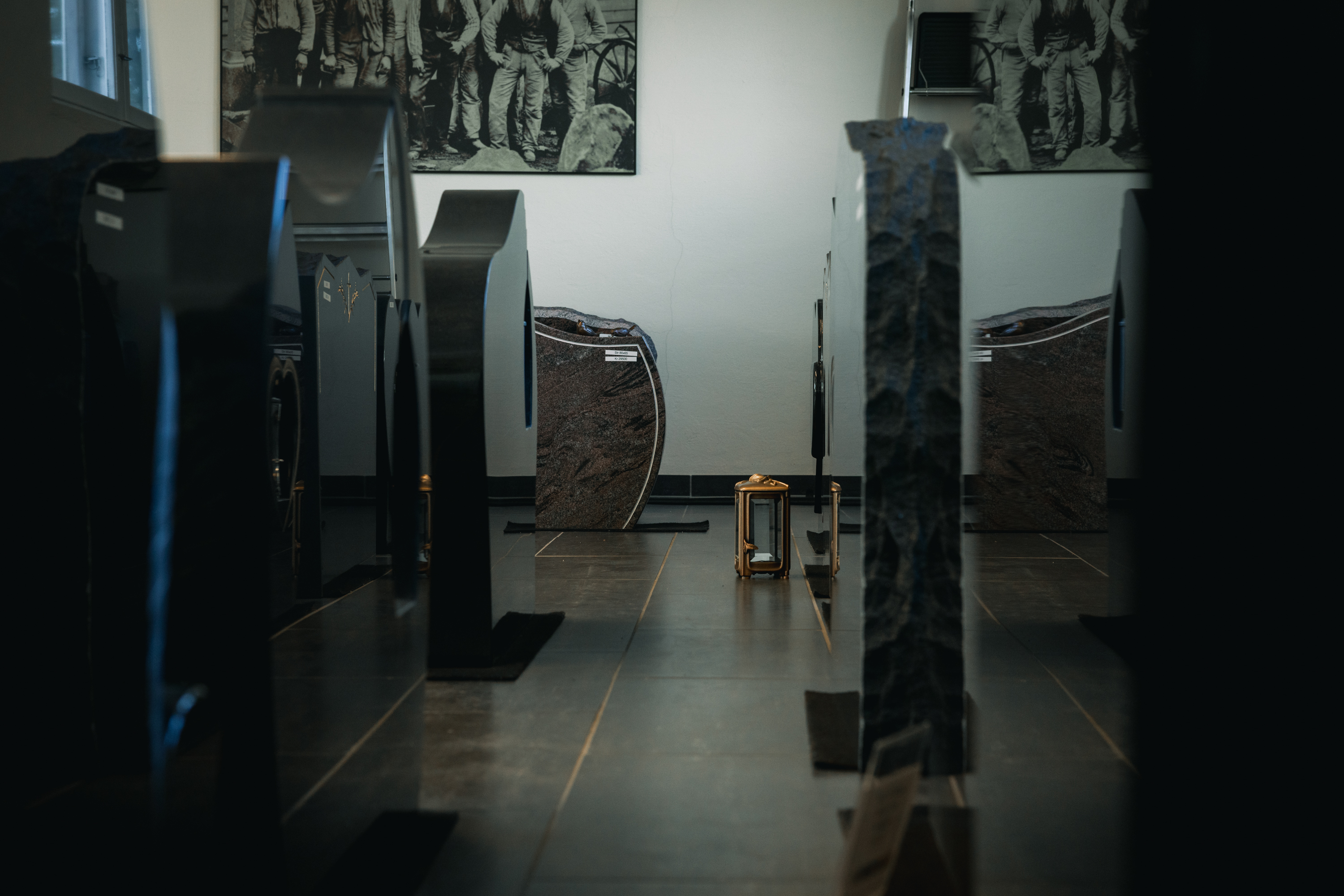 Gravstein med røde blomster liggende på toppen