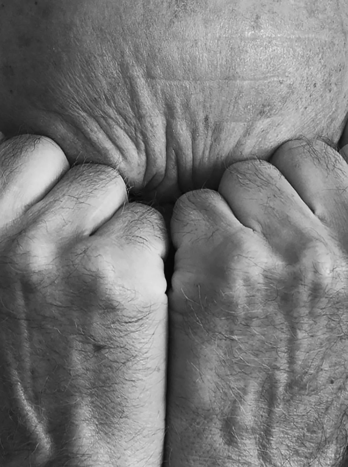 Marcel Peltier – Werkserie „Darkness“ (2022): Der Künstler presst beide Fäuste frontal und kräftig gegen seine Augen.