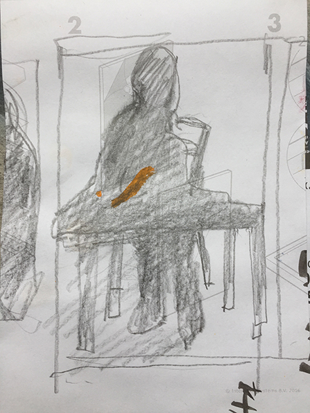 Bleistiftzeichnung einer sitzenden, schemenhaft dargestellten Figur an einem Tisch; grob skizzierte Linien und eine orangefarbene Markierung auf dem Körper.