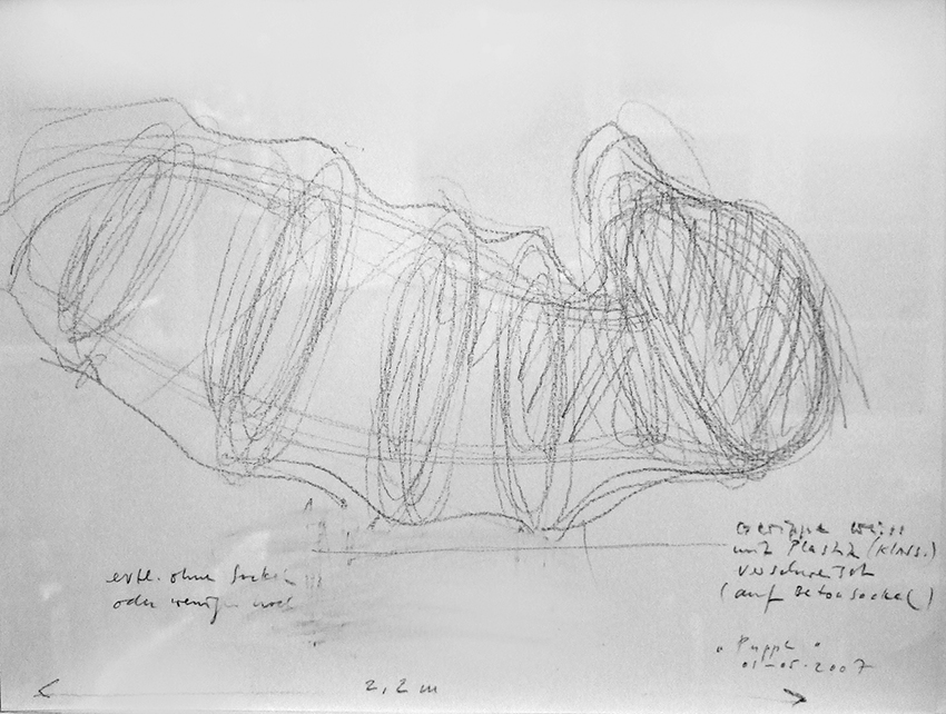 Teil der Serie cocoon, skizze zu objekt, berlin 2007: Locker skizzierte horizontale Segmentform, bestehend aus mehreren elliptisch überlagerten Volumen und ergänzenden handschriftlichen Anmerkungen.