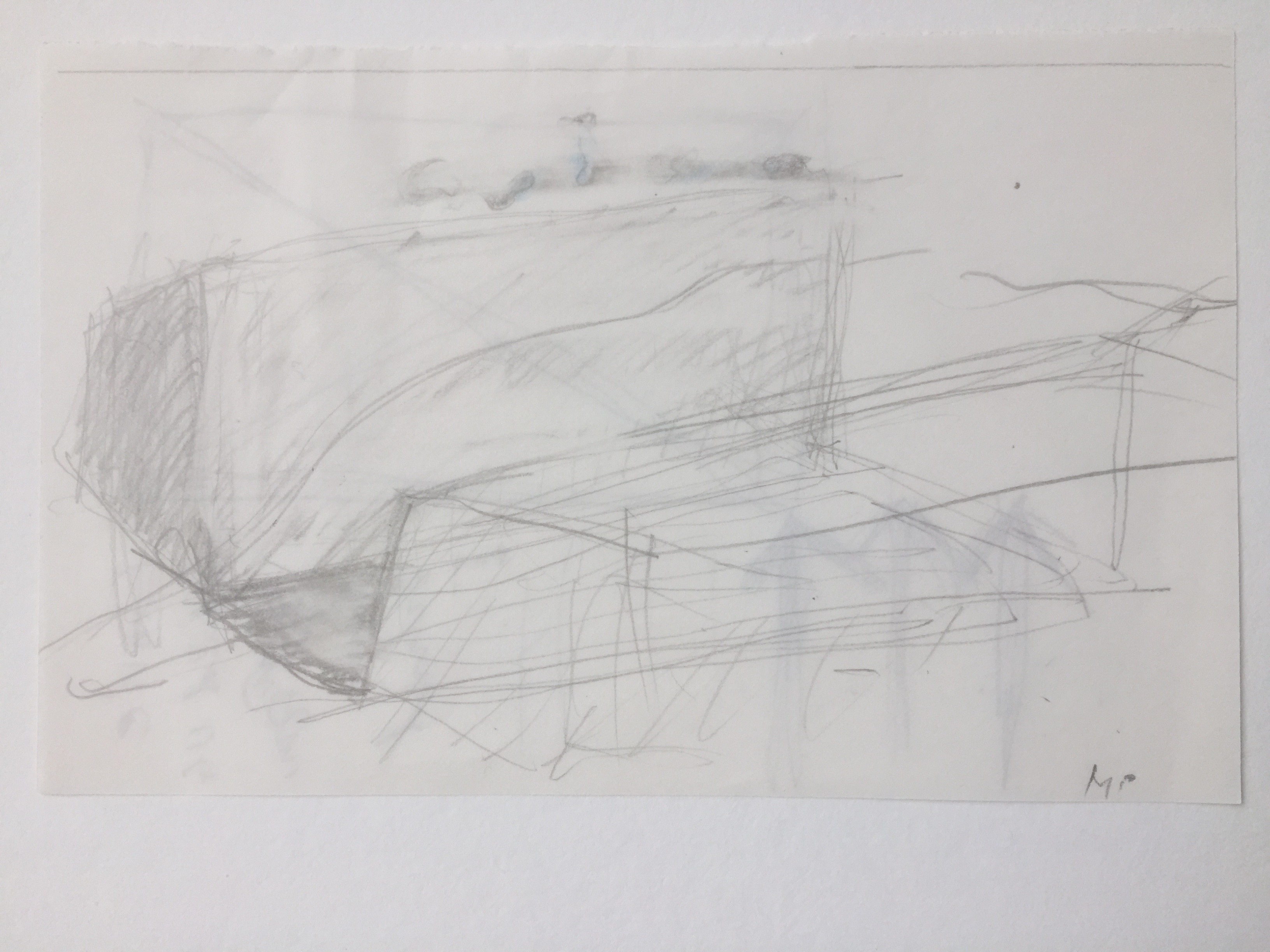Locker skizzierte Bleistiftzeichnung mit einer abstrakten, flachen Objektform im Vordergrund und weit ausgezogenen Linien, die in die Bildtiefe führen.