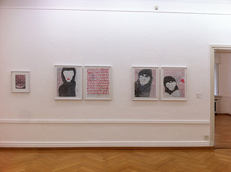 „Ausstellungsansicht im Kunstverein Olten 2017: Vier gerahmte Arbeiten von Marcel Peltier hängen nebeneinander an einer weißen Wand, darunter drei stilisierte Porträtzeichnungen und ein ornamentales Mittelbild; der Holzfußboden des Kunstraums ist im unteren Bildbereich sichtbar.“