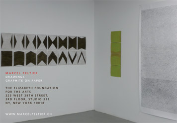 Ausstellungsansicht in der Elizabeth Foundation for the Arts, New York, 2011: An einer weißen Wand hängen mehrere grafische Arbeiten von Marcel Peltier, darunter ein langes horizontales Blatt mit schwarzen Formen, ein vertikales Werk in Grün und ein großformatiges graues Zeichnungsfeld. Links ist ein Wandtext mit Ausstellungstitel und Angaben zur Institution zu sehen.