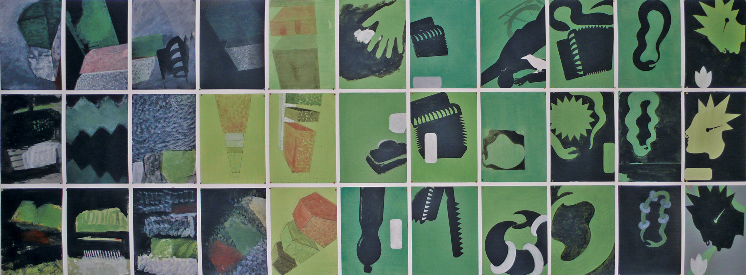 Großformatige Wandarbeit aus vielen rechteckigen Einzelbildern in vier Reihen, dominiert von Grün- und Schwarztönen. Die einzelnen Felder zeigen abstrakte Formen, fragmentierte Landschaftsstrukturen und silhouettenartige Motive, die sich rhythmisch über die gesamte Breite des Werks erstrecken.