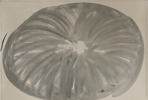 Marcel Peltier – "Schlund" (2024): Abstrakte, monochrome Darstellung einer zentralisierten, ovalen Form in Grau- und Weißtönen auf Papier. Vom hellen Zentrum aus ziehen sich dynamische, radial verlaufende Pinselstriche nach außen und erzeugen den Eindruck von Sog, Bewegung und Tiefe. Die dichte, wirbelartige Struktur wirkt zugleich organisch und körperhaft; sichtbare Überlagerungen, kleine Unregelmäßigkeiten und der offene Bildrand betonen den prozesshaften, expressiven Charakter der Arbeit (2024).