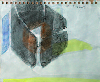 Marcel Peltier – "Faltung offen" (2024): Abstrakte, farbig akzentuierte Komposition auf Papier (2024). Eine kantige, gefaltete, raumhafte Form in dunklen Grau- und Schwarztönen steht zentral im Bild und öffnet sich zu einem hellen Innenraum. Transparente Schichtungen, sichtbare Pinsel- und Zeichenstrukturen sowie Durchblicke erzeugen räumliche Tiefe. Zurückhaltende Farbflächen in Blau, Grün und Ocker setzen Kontraste und betonen den skizzenhaften, konstruktiv-prozesshaften Charakter der Arbeit.