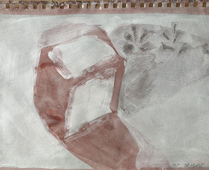 Marcel Peltier – O.T. (2025) – Bild 1: Abstrakte, zurückhaltend farbige Komposition auf Papier. Eine kantige, offen wirkende, geometrische Form in rötlich-braunen und grauen Lasuren steht im Vordergrund. Transparente Schichtungen, sichtbare Pinselspuren und verwischte Flächen erzeugen eine fragile, räumlich offene Struktur auf hellem Grund.