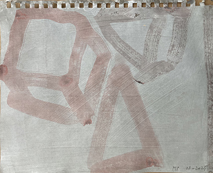 Marcel Peltier – „Forms“, (2025): Abstrakte Zeichnung auf Papier mit kantigen, fragmentierten Formen in blassen Rot- und Grautönen. Transparente Lasuren, skizzenhafte Linien und offene Flächen erzeugen eine fragile, konstruktive Struktur auf hellem Grund.