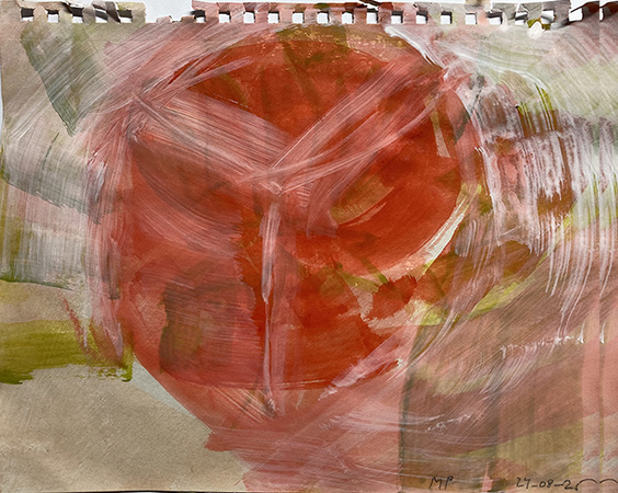 Marcel Peltier – O.T. (2025) – Bild 2: Abstrakte, farbintensive Arbeit auf Papier mit einer zentralen, rot-orangefarbenen, kubisch anmutenden Form. Breite, gestische Pinselstriche, Überlagerungen und durchscheinende Farbschichten in Grün-, Grau- und Rosatönen erzeugen Bewegung, Tiefe und eine spannungsreiche, prozesshafte Bildwirkung.