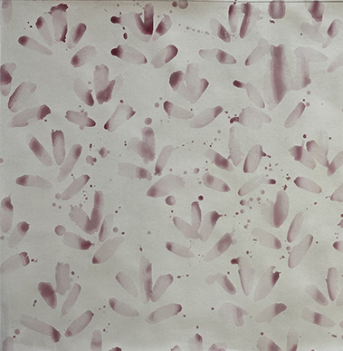 Marcel Peltier – O.T. (2025) – Bild 3: Abstrakte, serielle Komposition auf hellem Papier. Wiederholte, blatt- oder keimartige Formen in gedämpften Rosa- und Violetttönen sind rhythmisch über die Fläche verteilt. Leichte Unregelmäßigkeiten, Tropfspuren und Transparenzen verleihen dem Muster eine organische, lebendige Struktur.