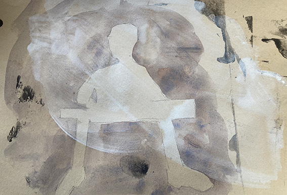 Marcel Peltier – „Am Tisch“ (2025): Abstrakt-figurative Darstellung einer sitzenden menschlichen Silhouette an einem Tisch. Die helle Figur hebt sich von einem grau-beigen, lasierenden Hintergrund ab. Weiche Übergänge, Überlagerungen und fragmentierte Flächen verleihen der Szene eine stille, erinnerungshafte Wirkung.