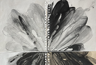 Marcel Peltier – Werkserie "Les Fleurs du Mal " (2023) – Detailaufnahme (VII): Abstrakte, monochrome Komposition mit symmetrischer Anordnung: Links und rechts entfalten sich halbtransparente, dunkelgraue bis schwarze, tuscheartige Formen auf hellem Grund. Die fließenden, schichtweisen Strukturen erinnern an Blütenblätter oder Flügel, mit weichen Übergängen, Ausfransungen und variierender Dichte entlang einer vertikalen Mittelachse.